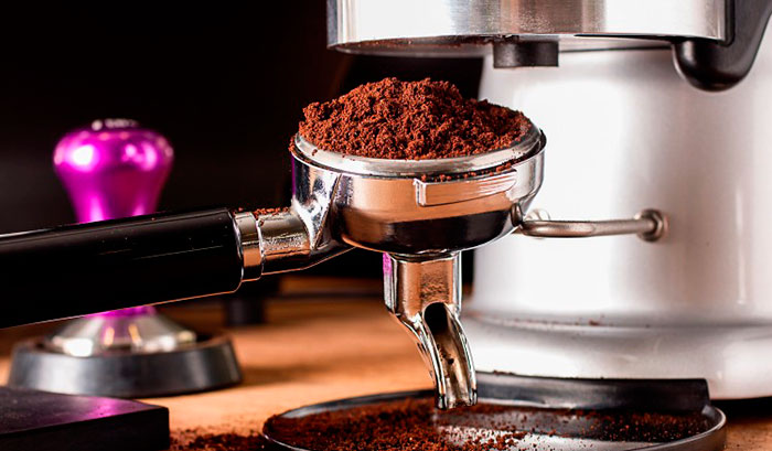 Для рожковой кофеварки нужно использовать среднюю или крупную степень измельчения