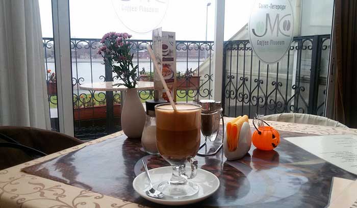 Кафе с видом на Неву