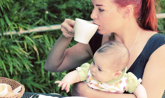 Можно ли пить кормящей маме кофе с молоком